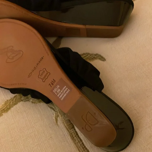 Donald J Pliner  7 1/2 M Delia  Black Sandal with Black Stone Toe Loop - Picture 4 of 6